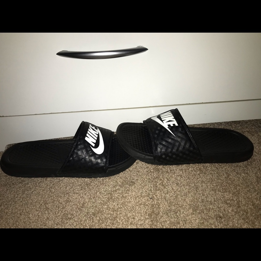 NIKE SLIDES